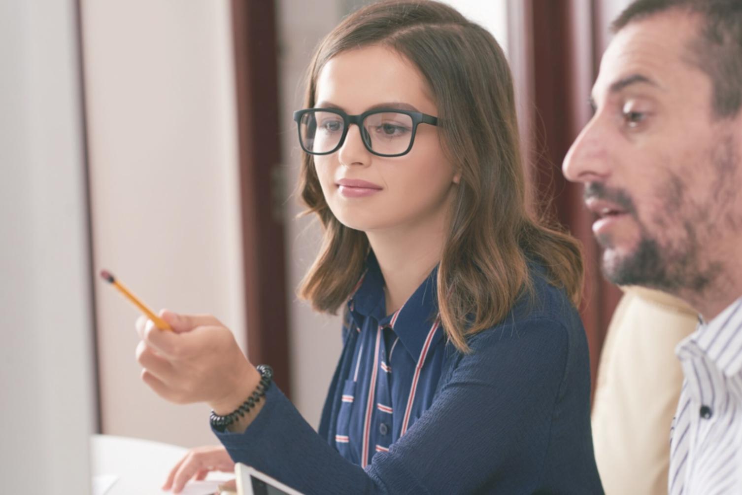 Modernes Büro mit Blick auf Geschäftsdaten und Finanzanalysen
